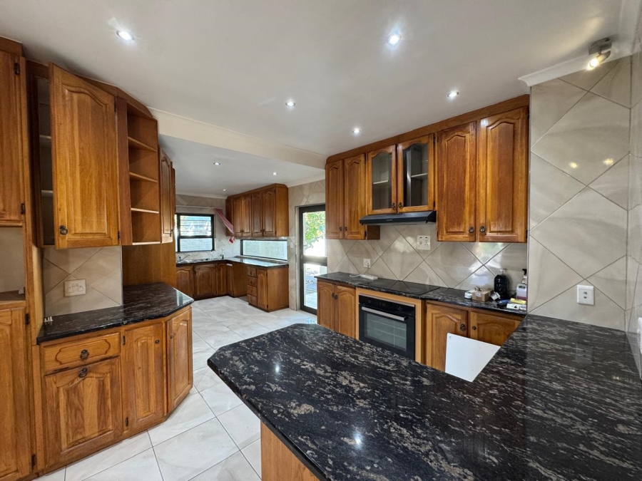 To Let 6 Bedroom Property for Rent in Table View Western Cape